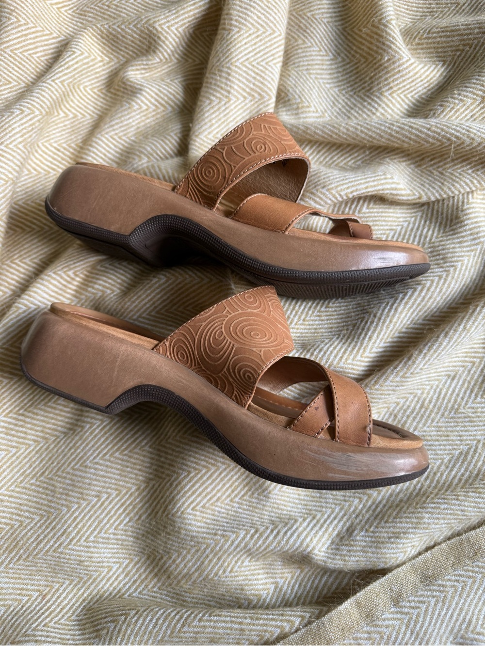 Dansko Tan Embossed Leather Toe-Loop Comfort Slide Sandals Size US 8.5-9 EU 39 - Picture 2 of 11